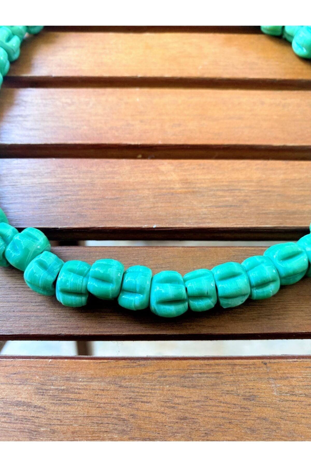 Κολιέ από γυαλί σε πράσινο χρώμα μέντας