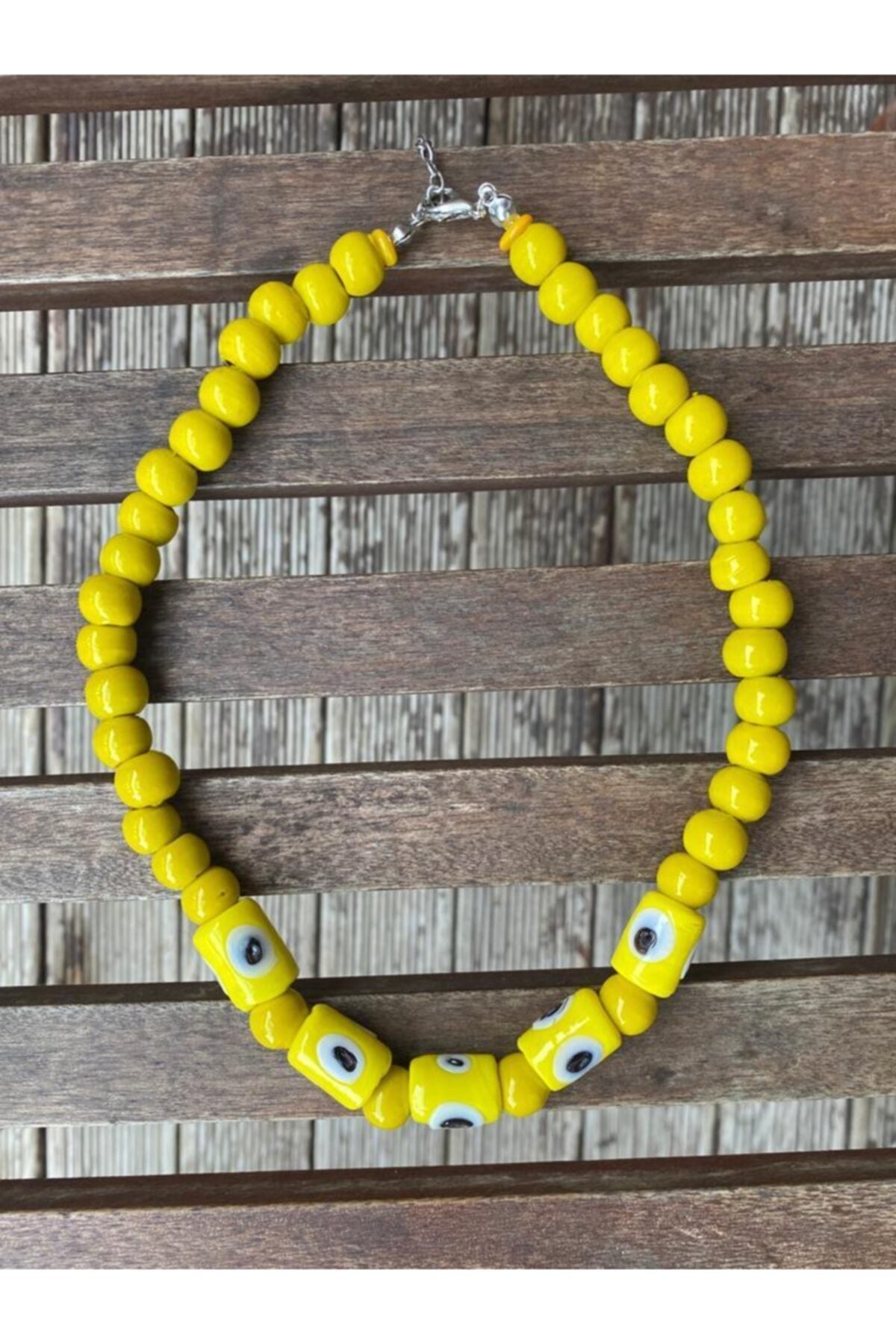 Κολιέ με μάτι και ντεκολτέ για το καλοκαίρι