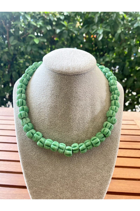 Κολιέ από γυαλί σε πράσινο χρώμα μέντας