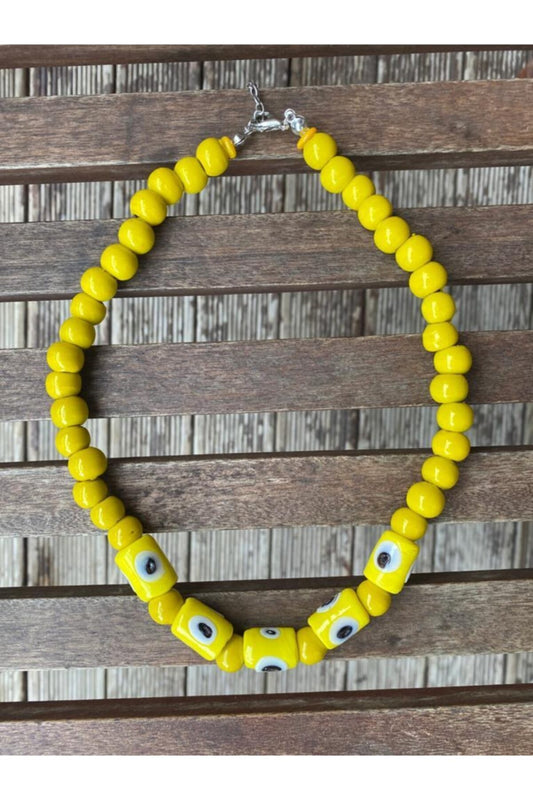 Κολιέ με μάτι και ντεκολτέ για το καλοκαίρι